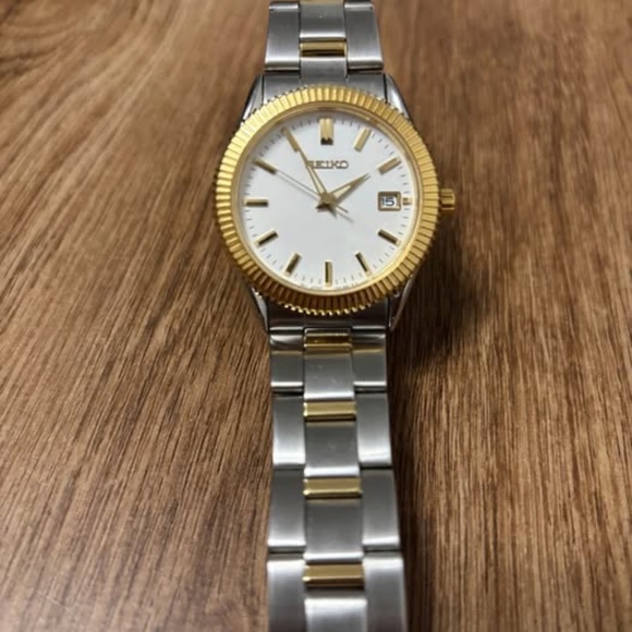 Vintage Seiko Quartz Two-Tone Watch – Japan-Made – Fluted Bezel - Picture 5 of 5